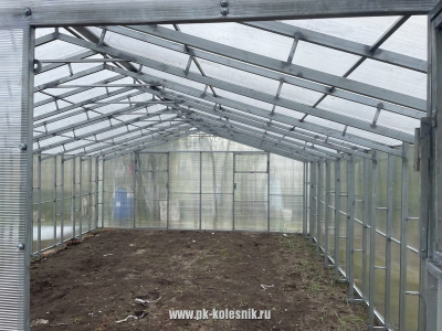 Теплица из поликарбоната  - вид изнутри под другим ракурсом